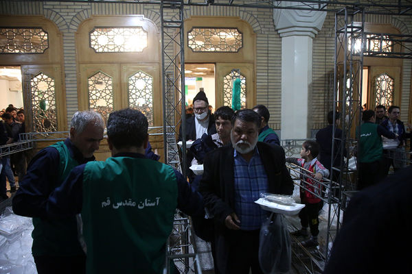 ضیافت افطاری ۲۵ هزار نفری حرم بانوی کرامت در شب میلاد کریم اهل بیت (ع)