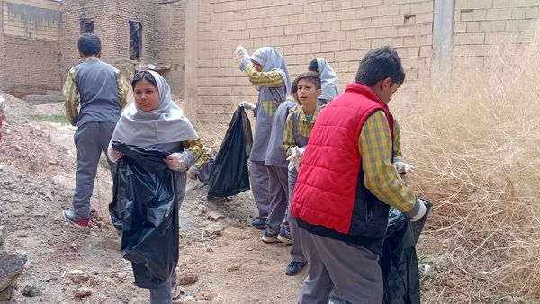 پاکسازی خیابان و کوچه‌های روستای یاسه چای توسط دانش‌آموزان مدرسه ۲۲ بهمن