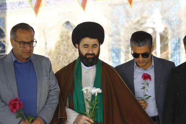 آغاز دهه فجر فیروزکوه با گلباران مزار شهدای گمنام