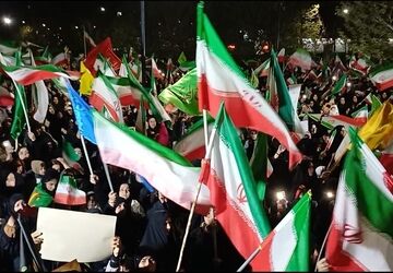 همراهی دانش‌آموزان خرم‌آبادی و مدیر کل اداره آموزش‌وپرورش استان لرستان در مراسم چهلم شهدا