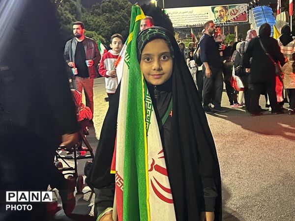 حضور دختران انقلابی در چهل و نهمین شب بیعت با رهبری
