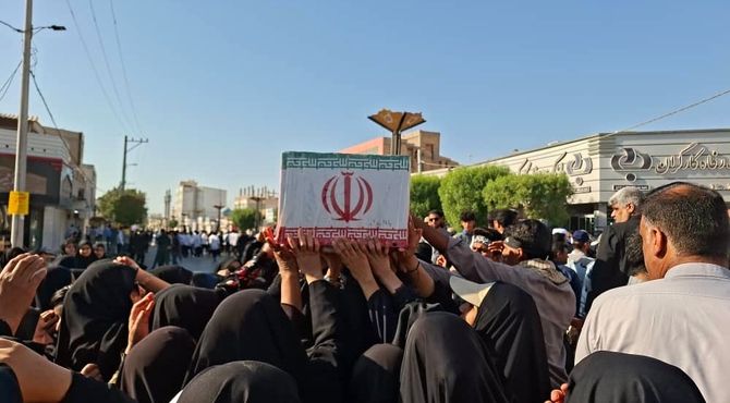 تشییع باشکوه شهید گمنام در بندرلنگه با حضور گسترده مردم، فرهنگیان و دانش‌آموزان