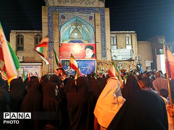 حضور پرشور مردم حاجی‌آباد در آیین‌ گرامیداشت شهدای انقلاب و دانش‌آموزان شجره طیبه