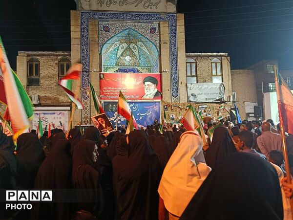 حضور پرشور مردم حاجی‌آباد در آیین‌ گرامیداشت شهدای انقلاب و دانش‌آموزان شجره طیبه