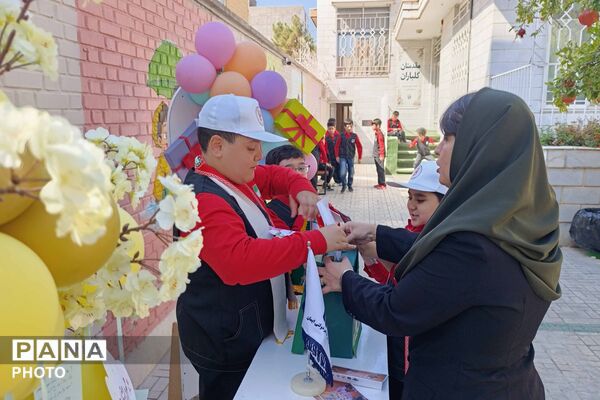 جشن عاطفه‌ها در دبستان ایمان همزمان با سراسر کشور