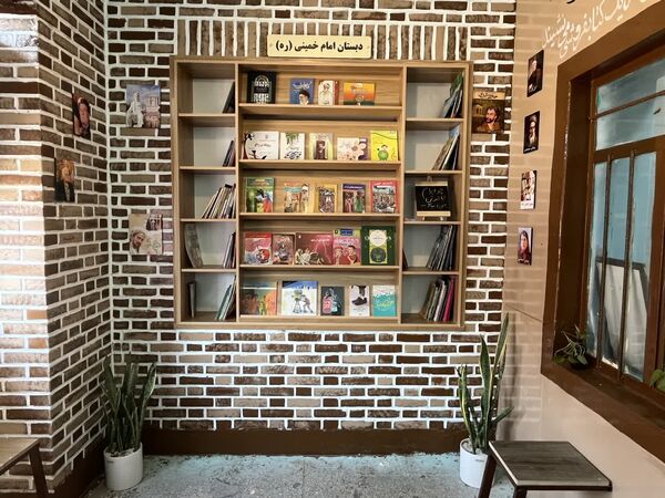 افتتاح کتابخانه راهرویی خلاقانه در دبستان امام خمینی(ره) گناوه