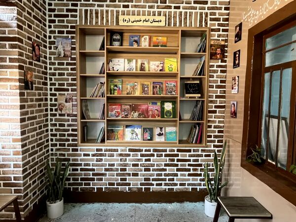 افتتاح کتابخانه راهرویی خلاقانه در دبستان امام خمینی(ره) گناوه