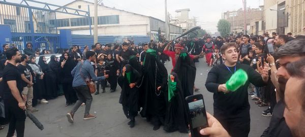 استقبال عزاداران حسینی از کاروان نمادین اسرای کربلا در قم
