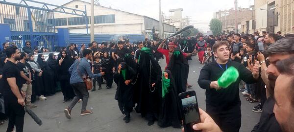 استقبال عزاداران حسینی از کاروان نمادین اسرای کربلا در قم