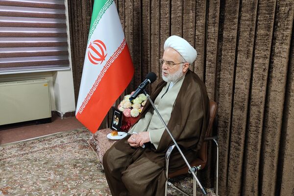دیدار دختران دانش‌آموز سنندجی با نماینده ولی‌فقیه در کردستان 