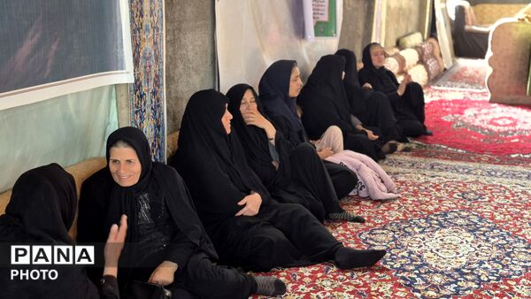 فارسان در جشن دهه کرامت؛ گردهمایی مردم در بارگاه امامزاده 