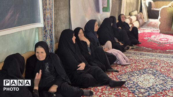 فارسان در جشن دهه کرامت؛ گردهمایی مردم در بارگاه امامزاده 