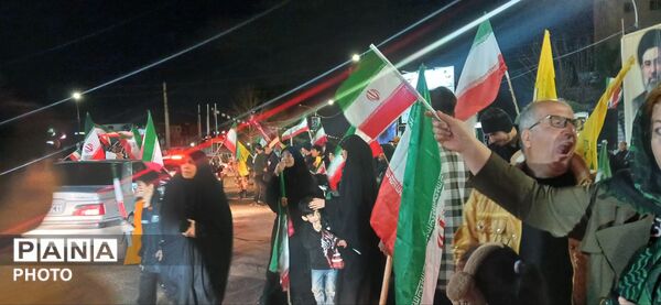 حضور دهه‌نودی‌ها در راهپیمایی میدان شهرداری ساوجبلاغ