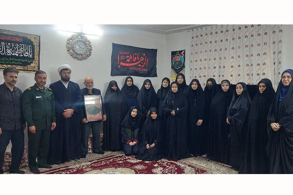 دیدار دانش‌آموزان مدرسه نمونه دولتی شهیدی با مادر شهید مجید زارعی به مناسبت روز مادر