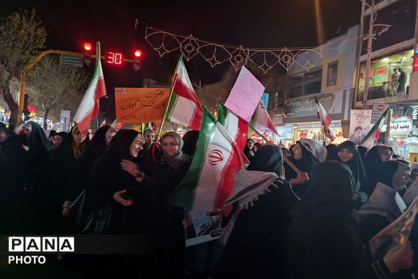 حضور دانش‌آموزان و نوجوانان در راهپیمایی شبانه اردبیل