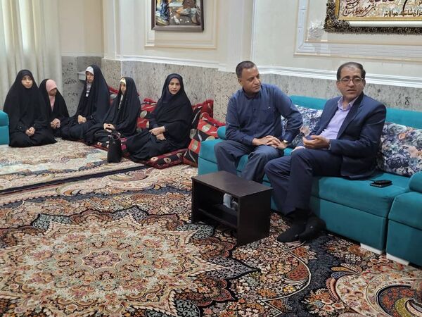 دیدار مسئولان آموزش و پرورش ناحیه یک بندرعباس با خانواده شهید رضا زارعی