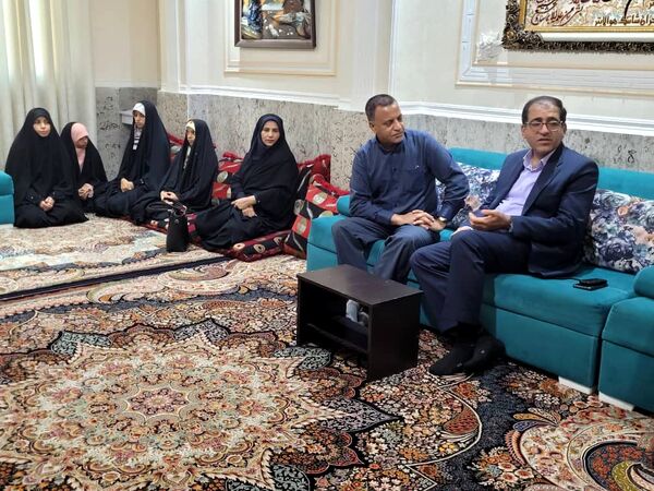 دیدار مسئولان آموزش و پرورش ناحیه یک بندرعباس با خانواده شهید رضا زارعی