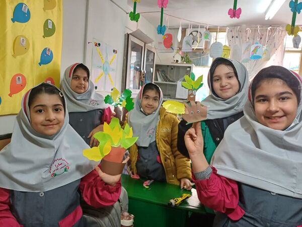 دانش‌آموزان و مسئولین شهرستان ملارد، در روز درختکاری جوانه‌های امید را به زمین هدیه دادند