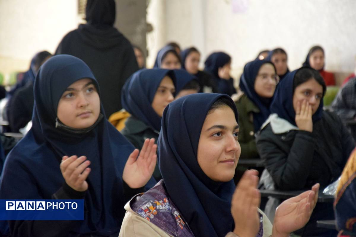 آغاز دهه فجر در دبیرستان شاهد شهید کلانتری ناحیه ۱کرج 