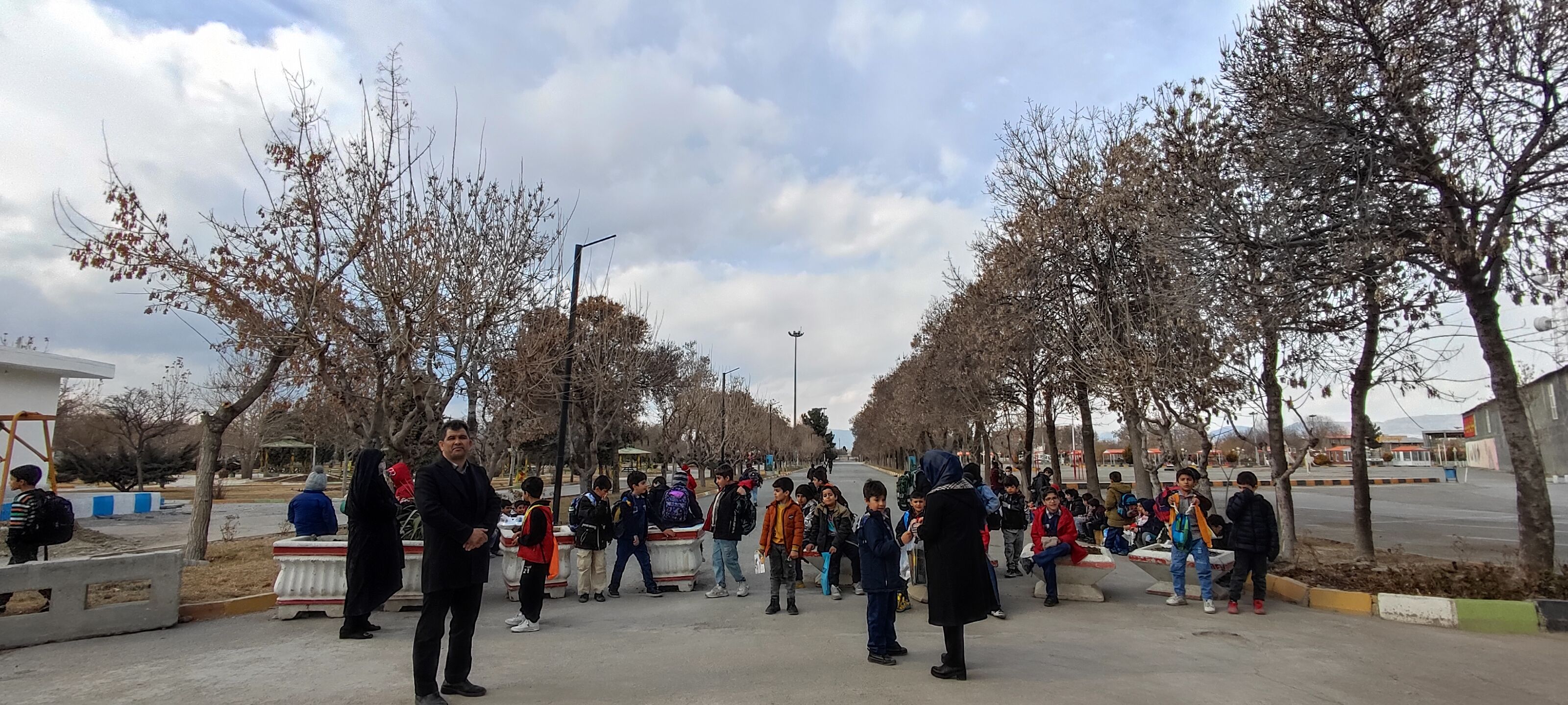 اردوی دانش‌آموزان مدرسه مبین در شهربازی پارک کوثر شیروان