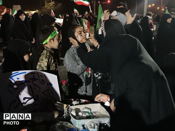 میز فرهنگی و هنری کانون فرهنگی تربیتی ۱۵ خرداد در میدان شریعتی