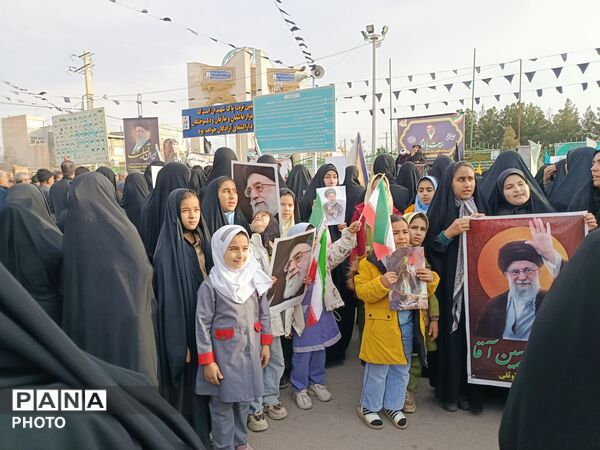 اجتماع «بیعت» فرهنگیان و دانش‌آموزان جعفرآباد با رهبر جدید انقلاب 
