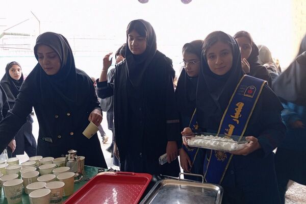 ایستگاه صلواتی دانش‌آموزان دانش‌نیا؛ تجلی ارادت به حضرت فاطمه زهرا(س)