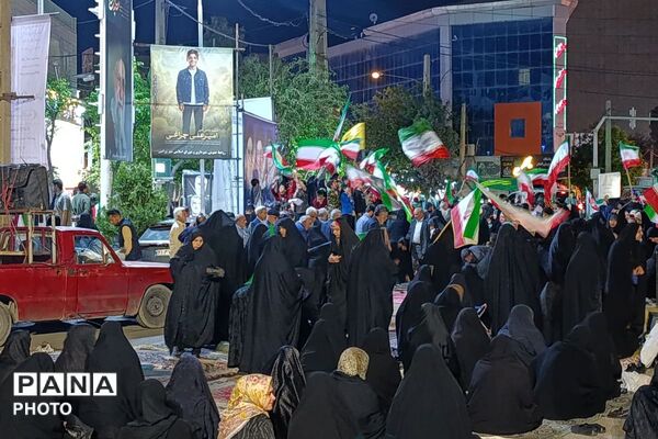 گردهمایی مردم دیار ۱۵ مرداد در راه‌آهن، روبروی غرفه آموزش و پرورش ورامین 