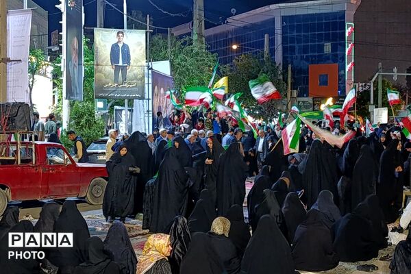 گردهمایی مردم دیار ۱۵ مرداد در راه‌آهن، روبروی غرفه آموزش و پرورش ورامین 