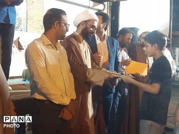 اجلاس سراسری نماز و تجلیل از دانش‌آموزان فعال در حاجی‌آباد