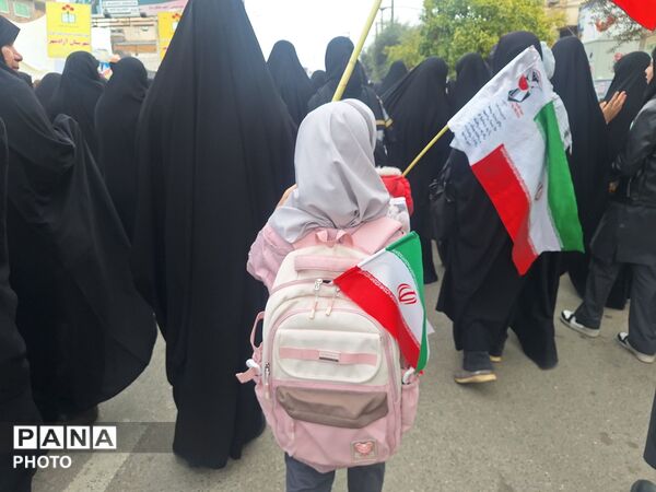 حضور دانش آموزان آزادشهری به یاد دانش آموزان میناب