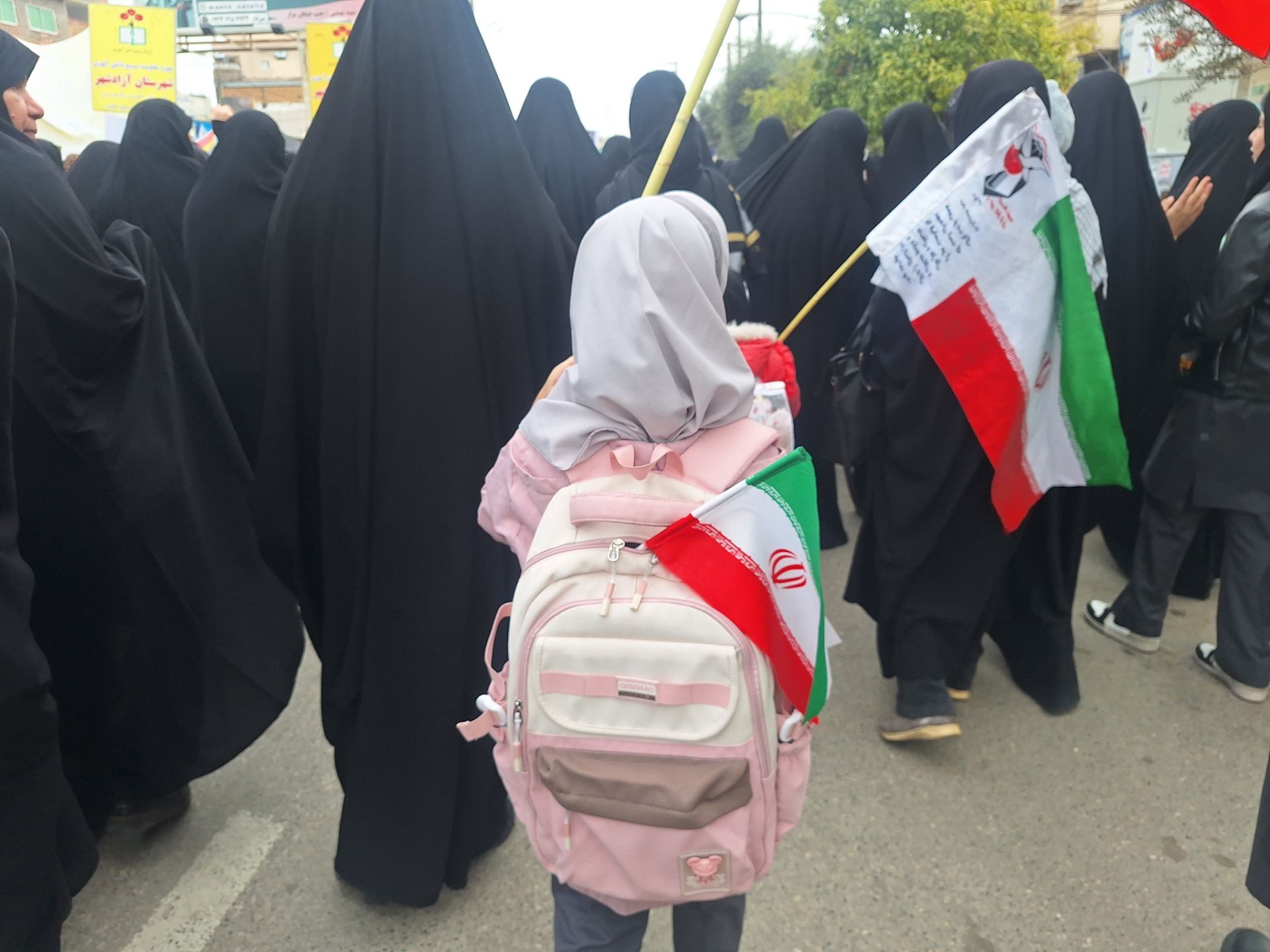 حضور دانش آموزان آزادشهری به یاد دانش آموزان میناب