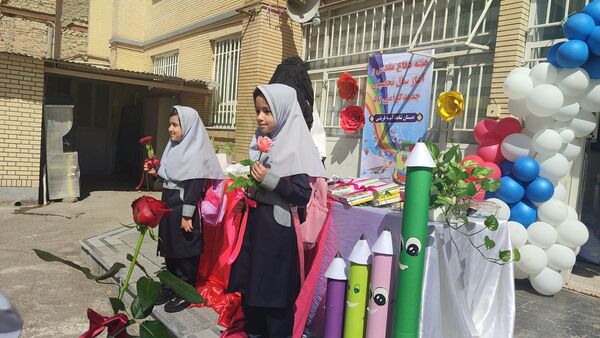 مراسم جشن شکوفه‌‎ها در دبستان شاهد حاج تقی آقا بزرگ مشهد 