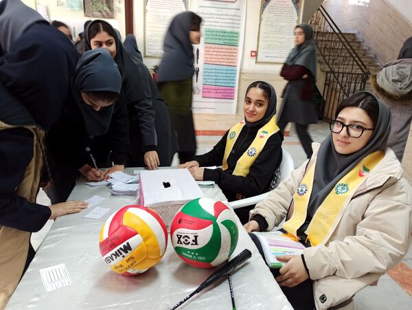 انتخابات شورای دانش آموزی در دبیرستان دخترانه ۱۳ آبان