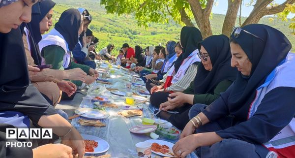 پیاده‌روی اعضای هلال احمر در روستای کشانک