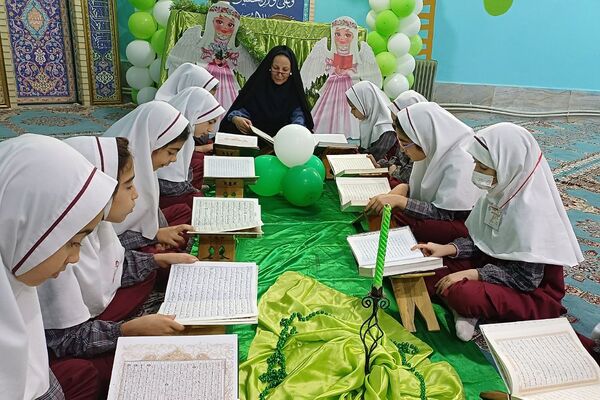 محفل انس با قرآن کریم در دبستان ستایش 