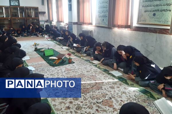 جلسه انس با قرآن و گفتمان دینی در دبیرستان فرزانگان قائمشهر