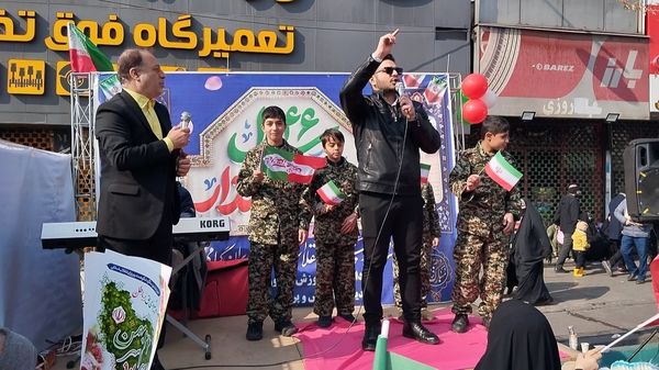حماسه حضور فرهنگیان و دانش‌آموزان منطقه ۵ در راهپیمایی ۲۲ بهمن