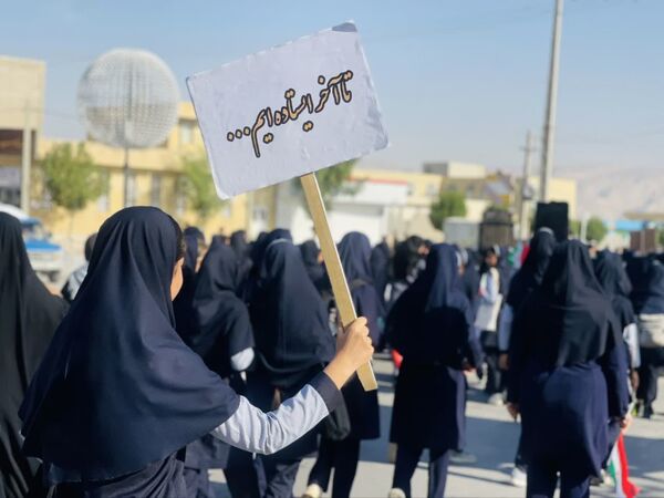 خروش دانش آموزان گله دار در راهپیمایی ۱۳ آبان۱۴۰۴