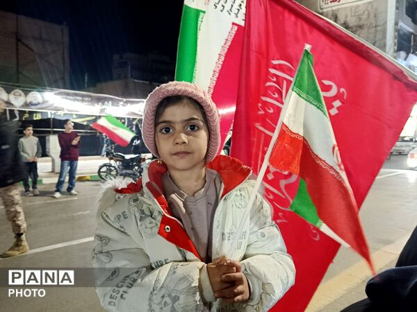 کودکان انقلابی کاشمر دست در دست والدین به خیابان آمدند