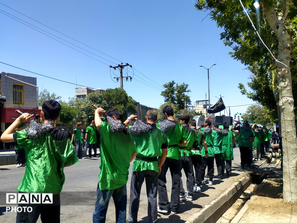 طنین نوای «یا حسین(ع)» با حرکت دسته‌های عزاداری سرابی در تویسرکان