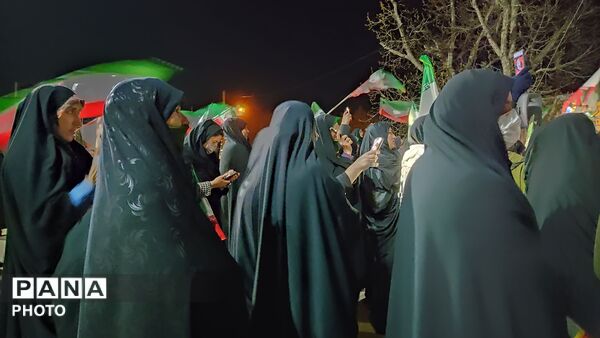 زن و مرد و پیر و جوان این شب ها در اجتماعات خیابانی شهر بار 