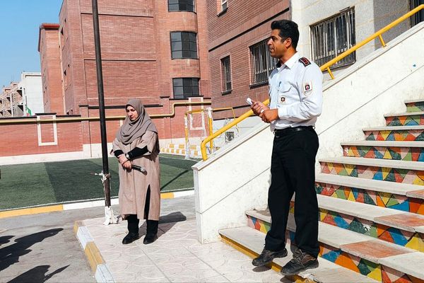 حضور آتش‌نشانان و برپایی نمایشگاه نقاشی در مدرسه حدیث به مناسبت روز آتش‌نشانی