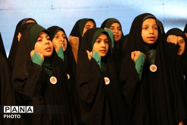 اهتزاز پرچم سه‌رنگ جمهوری اسلامی ایران در میدان امام حسین یزد 