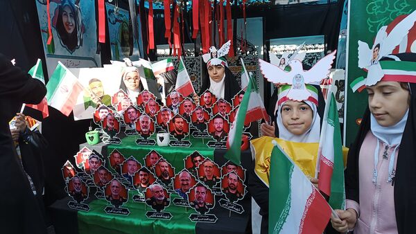 دانش‌آموزان با حضور در راهپیمایی ۱۳ آبان تنفر خود را نسبت به شیاطین امروزی نشان دادند