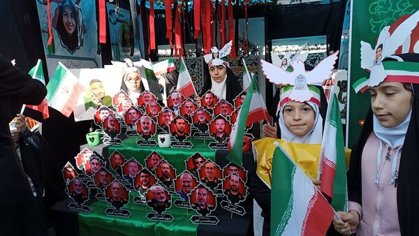 دانش‌آموزان با حضور در راهپیمایی ۱۳ آبان تنفر خود را نسبت به شیاطین امروزی نشان دادند