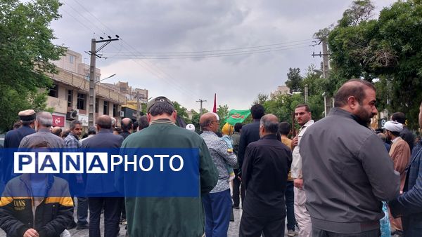 کاروان عزاداری شهیدان خدمت در خیابان‌های شهر اراک