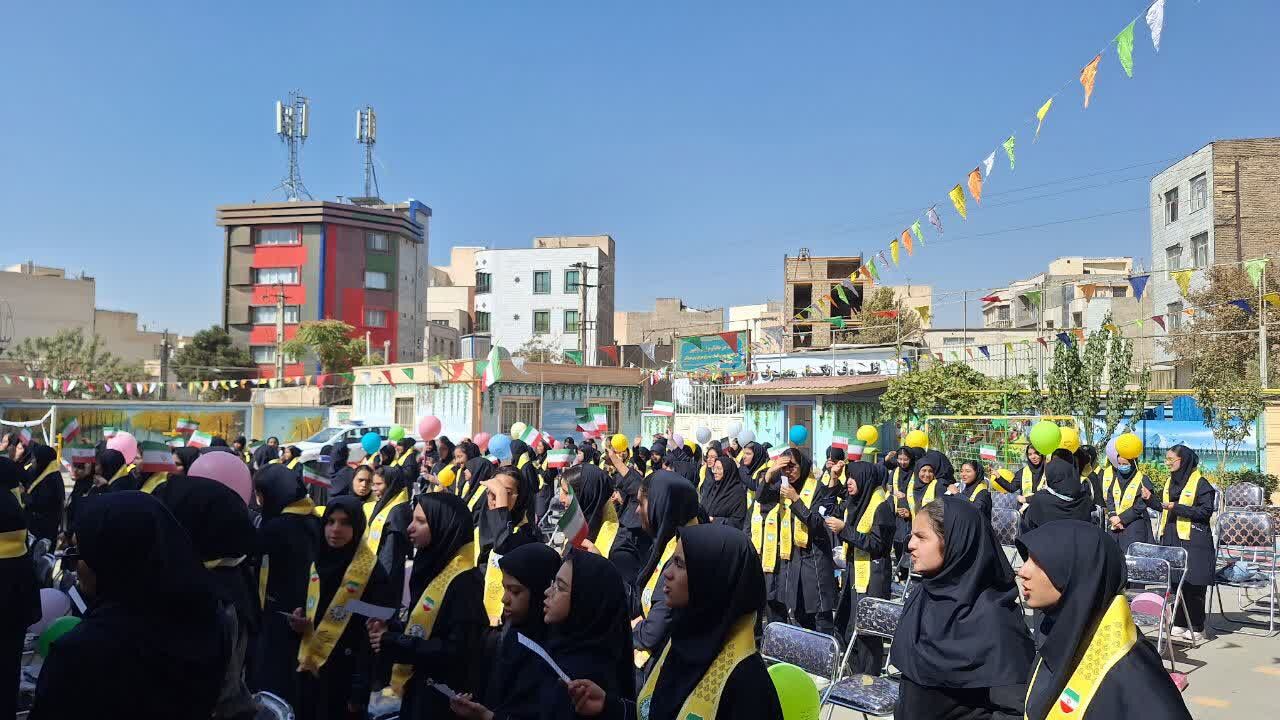 آیین متمرکز استانی جشن عاطفه‌ها‌ در دبیرستان فرزانگان یک ناحیه یک کرج 