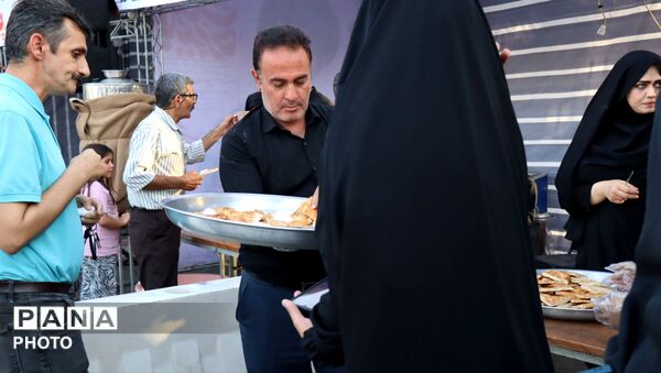 خدمت به زائران آقای شهید ایران 