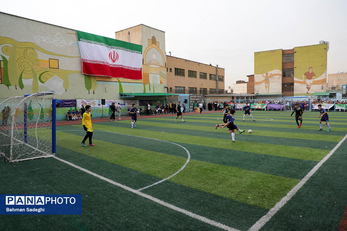 فوتبال از آفساید کم‌توجهی فدراسیون ورزش دانش‌آموزی خارج شود/خاطره فوتبال در حیاط مدرسه از ذهنم پاک نمی‌شود